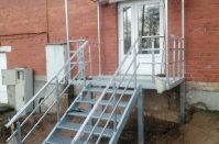 Atjaunotas skolas evakuācijas kāpnes